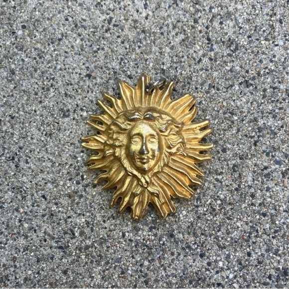 Heavy Gold Tone Vintage Tarnished Medallion - Picture 2 of 4